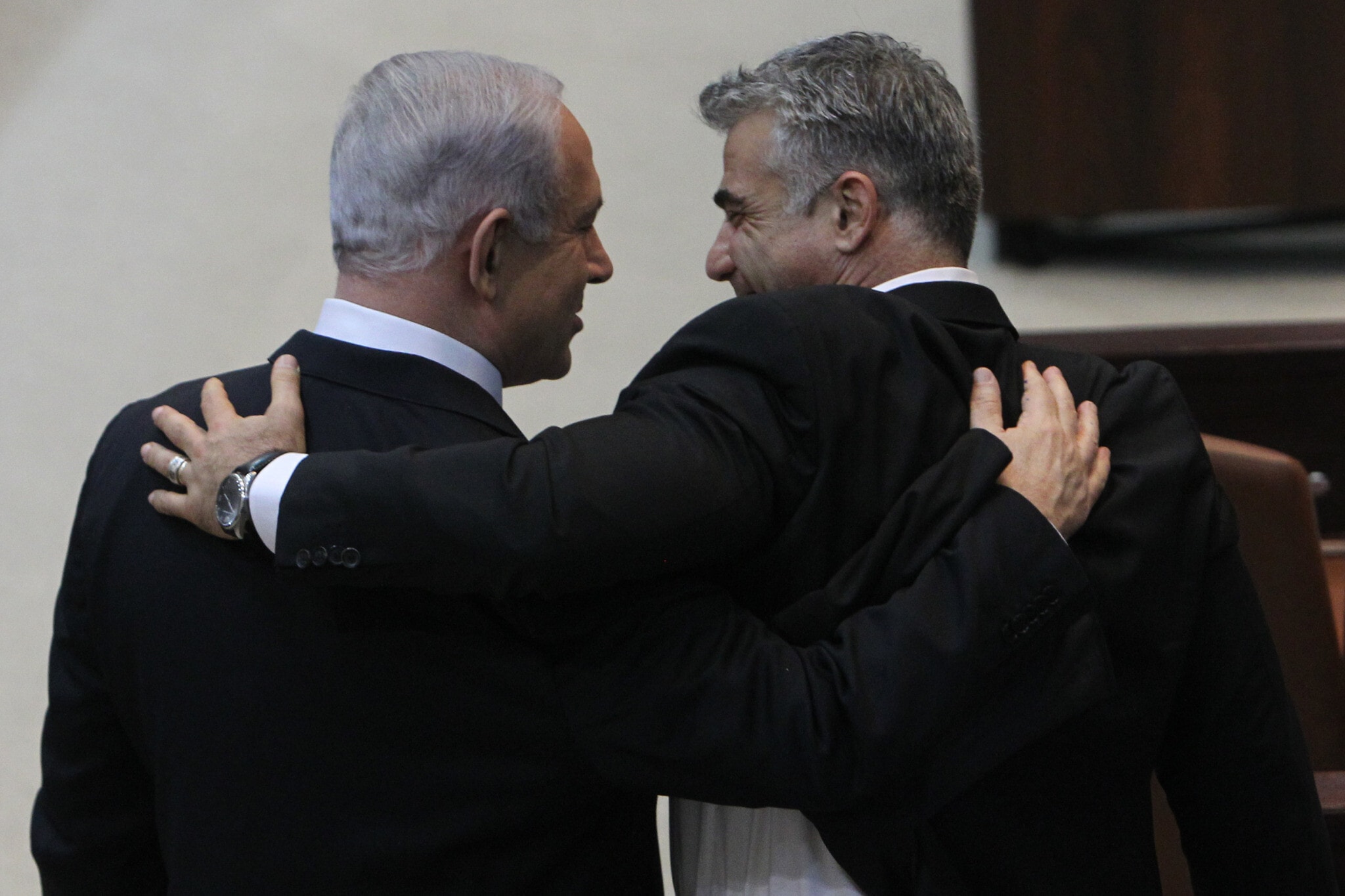 יאיר לפיד ובנימין נתניהו במושב פתיחת הכנסת, 18 במרץ 2013 (צילום: מרים אלסטר/פלאש90)