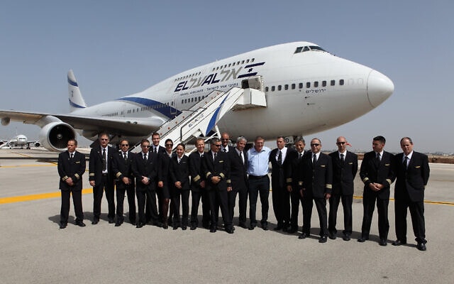 טייסים של חברת אל על, בנמל התעופה בן-גוריון, 20 באפריל 2010 (צילום: יעקב נחומי/פלאש 90)
