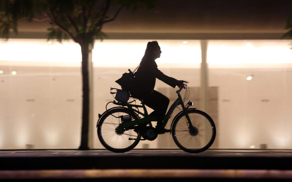 אילוסטרציה, שביל אופניים בתל אביב, דצמבר 2015 (צילום: Yossi Zamir/Flash90)