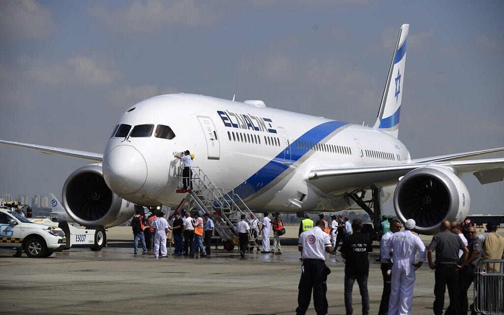 אחד ממטוסי בואינג 787 דרימליינר החדשים של אל על מגיע לנמל התעופה הבינלאומי בן-גוריון, 23 באוגוסט 2017 (צילום: תומר נויברג/פלאש 90) אחד ממטוסי בואינג 787 דרימליינר החדשים של אל על מגיע לנמל התעופה הבינלאומי בן-גוריון, 23 באוגוסט 2017 (צילום: תומר נויברג/פלאש 90)