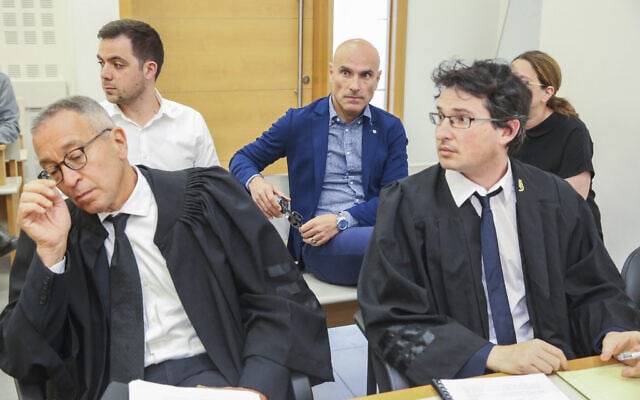 אפי נוה (במרכז) ועורך דינו בועז בן-צור (משמאל) בבית המשפט ב-28 באפריל 2019 (צילום: פלאש90)
