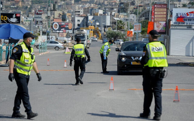 משטרה במחסום זמני ביישוב הערבי דיר אל אסד בצפון הארץ, 18 באפריל, 2020, לאחר ההחלטה של הממשלה על סגר כולל ביישוב (צילום: באסל אווידט\פלאש90)