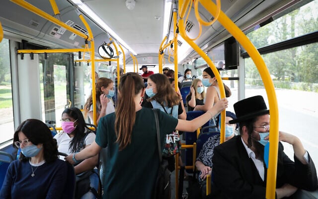 אוטובוס בירושלים בעידן הקורונה, יוני 2020, למצולמים אין קשר לנאמר (צילום: Yossi Zamir/Flash90)