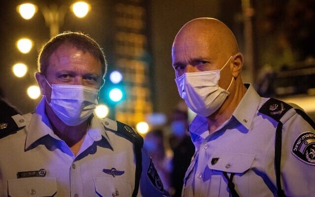 מ&quot;מ המפכ&quot;ל מוטי כהן (משמאל) ומפקד מחוז ירושלים דורון ידיד במתחם בלפור במהלך ההפגנות שם, ב-1 באוגוסט 2020 (צילום: יונתן זינדל/פלאש90)