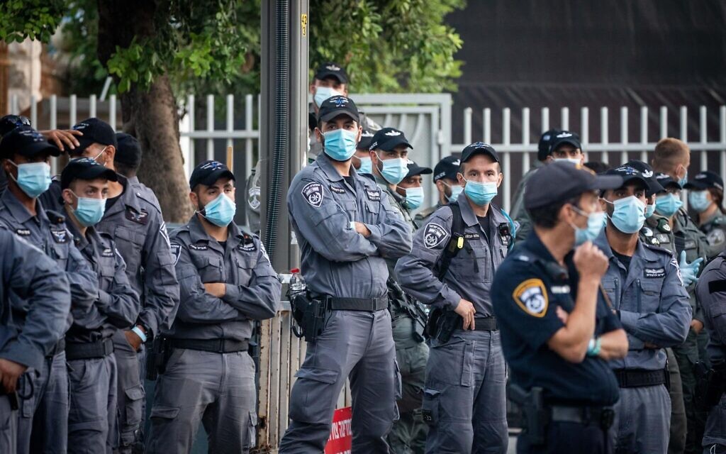 שוטרים עומדים בהיכון במתחם בלפור במהלך ההפגנות שם, ב-17 ביולי 2020 (צילום: יונתן זינדל/פלאש90)