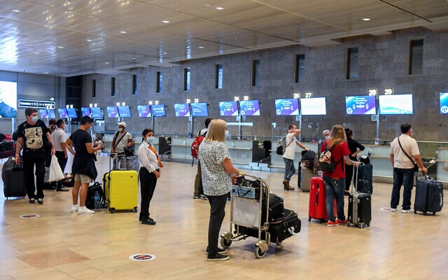 נוסעים ממתינים לעלות לטיסה בנמל התעופה בן-גוריון, 13 באוגוסט 2020 (צילום: פלאש 90)