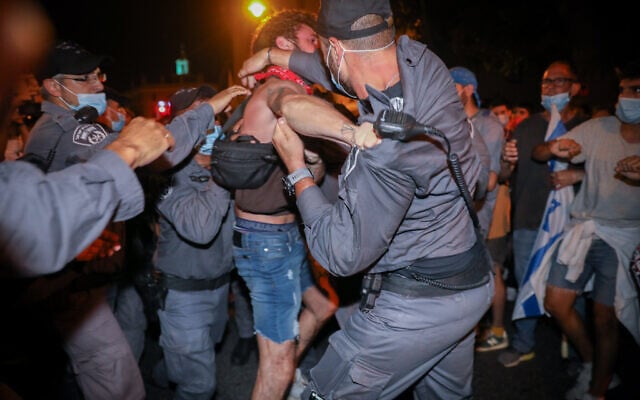 סתיו שומר נעצר על ידי שוטרים בהפגנה בבלפור, ב-22 באוגוסט 2020 (צילום: נועם רבקין פנטון/פלאש90)