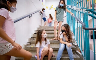 אילוסטרציה של תלמידים ישראליות עם מסיכה בזמן קורונה (צילום: Chen Leopold/FLASH90) אילוסטרציה של תלמידים ישראליות עם מסיכה בזמן קורונה (צילום: Chen Leopold/FLASH90)