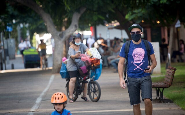 רוכבת אופניים בתל אביב, אוגוסט 2020, אילוסטרציה, למצולמים אין קשר לנאמר (צילום: Miriam Alster/FLASH90)