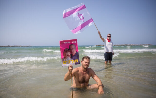 הפגנה נגד בנימין נתניהו בחוף הים של תל אביב, ספטמבר 2020 (צילום: Miriam Alster/Flash90)
