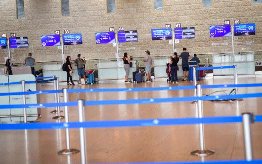 נוסעים בנמל התעופה בן-גוריון, 24 בספטמבר 2020 (צילום: אבשלום ששוני, פלאש 90) נוסעים בנמל התעופה בן-גוריון, 24 בספטמבר 2020 (צילום: אבשלום ששוני, פלאש 90)