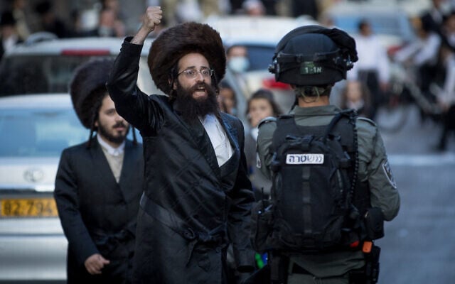 שוטרים מתעמתים עם גברים חרדים בהפגנה נגד אכיפת מגבלות הקורונה במאה שערים בירושלים, 4 באוקטובר, 2020 (צילום: נתי שוחט/ פלאש 90)