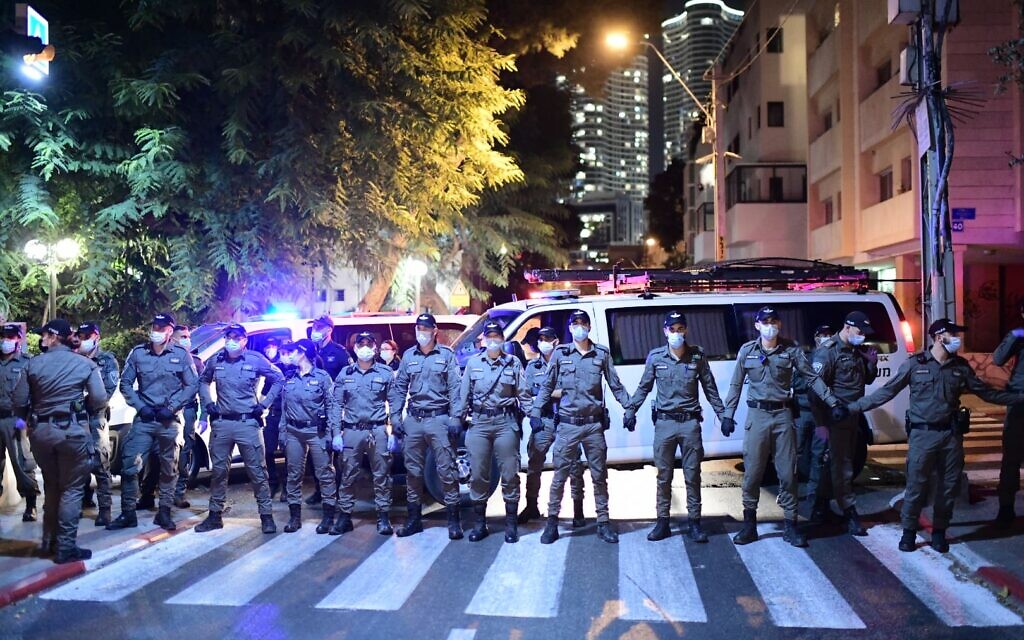 שוטרים יוצרים מחסום בתל אביב כדי לא לאפשר למפגינים לצאת לתהלוכה, 6 באוקטובר 2020 (צילום: תומר נויברג/פלאש90)