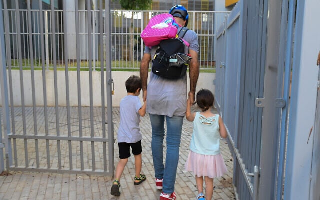 אב לוקח את ילדיו לגן בתל אביב, 18 באוקטובר 2020 (צילום: אבשלום ששוני, פלאש 90)