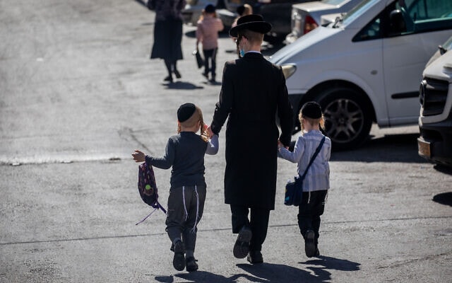 ילדים חרדים חוזרים הביתה בירושלים מתלמוד תורה, ב-18 באוקטובר 2020 (צילום: יונתן זינדל/פלאש90)