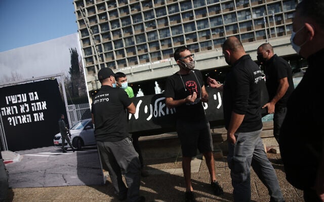 מיצג מחאה של תנועת דרכנו &#8211; &quot;שמלאני טוב שמלאני מת&quot; בכיכר רבין בתל אביב, 21 באוקטובר 2020 (צילום: מרים אלסטר, פלאש 90)