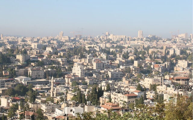 הנוף של ירושלים מכיכר התצפית גליק בהר הצופים. הכיכר כוללת מסעדה (צילום: שמואל בר-עם)