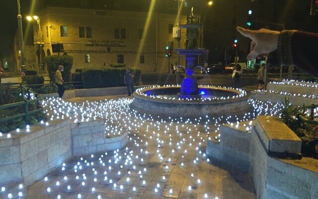 מיצג של 2000 נרות בכיכר פריז בירושלים לזכר מתי הקורונה של תנועת דרכנו (צילום: תנועת דרכנו)