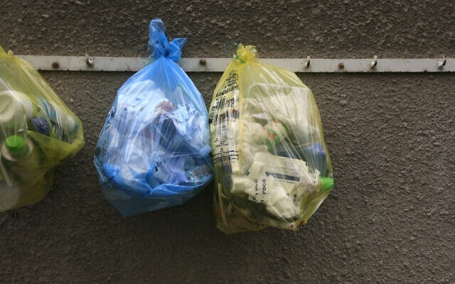 אילוסטרציה, הפרדת פסולת ביתית בשקיות פלסטיק מהסופר, לקראת מיחזורה (צילום: Nati Shohat / Flash 90)