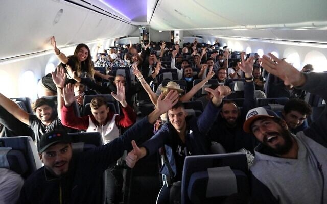 מאות תרמילאים ישראלים על מטוס דרימליינר של אל על שלוקח אותם מלימה, פרו, לישראל, מרץ 2020 (צילום: סיוון פרג&#039;)