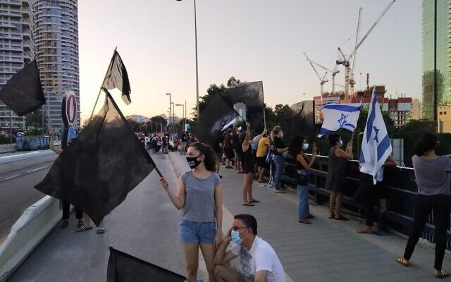 הפגנה נגד נתניהו בגשר ההלכה בתל אביב, 1 באוקטובר 2020 (צילום: הדגלים השחורים)