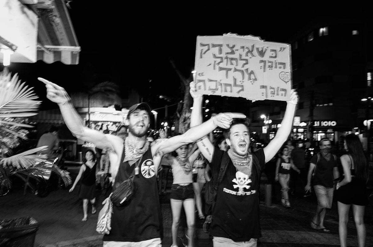 סתיו שומר (משמאל) בתהלוכה ברחוב דיזנגוף בתל אביב בספטמבר 2020 (צילום: ויקטור בזרוקוב)