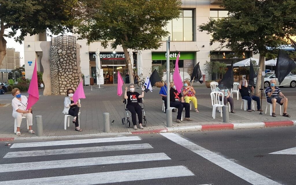 מחאה נגד נתניהו בדיור מוגן ברמת החי"ל בתל אביב, 8 באוקטובר 2020 (צילום: מחאת הדגלים השחורים)
