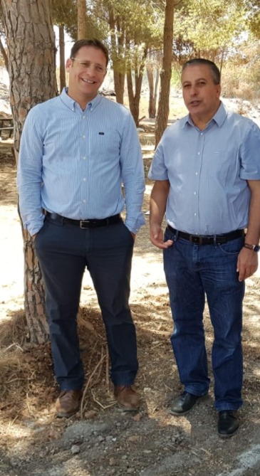 ראש עיריית כפר קאסם עאדל באדיר (מימין) לצד מנכ&quot;ל העירייה אייל קנץ (משמאל) (צילום: באדיבות קנץ)