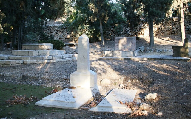 חלקת הקבר של משפחת בנטוויץ&#039;, מראשוני הציונים. רבים מילדי המשפחה התאבדו או התנצרו (צילום: שמואל בר-עם)