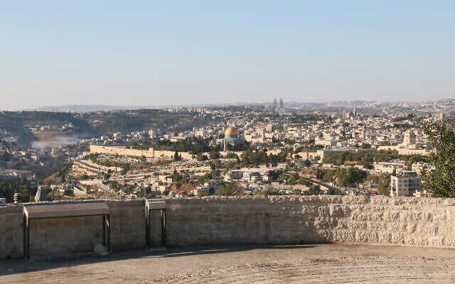 נוף של ירושלים, לרבות העיר העתיקה והר הבית, מהר הצופים (צילום: שמואל בר-עם)