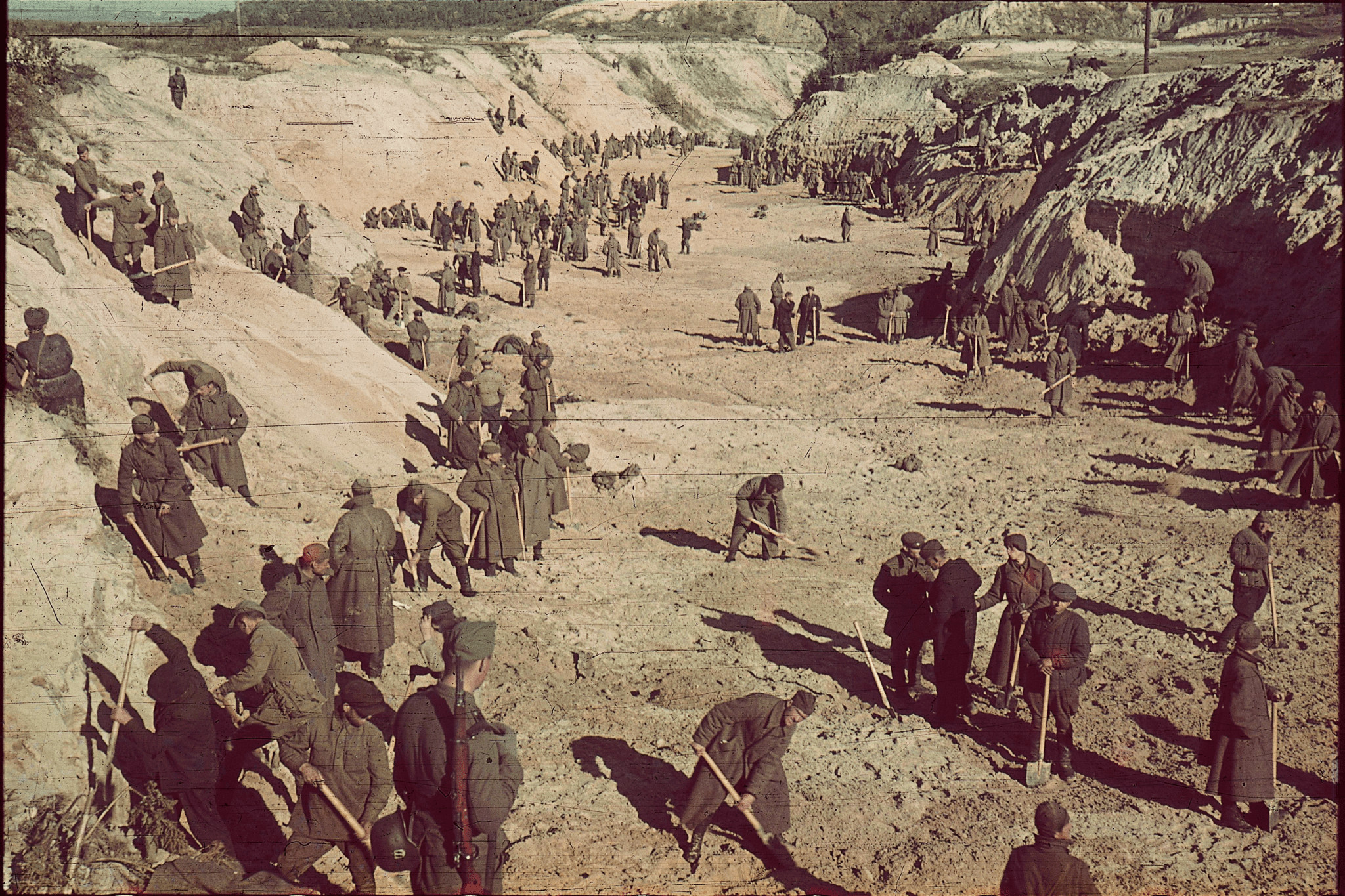 גרמנים ואוקראינים צועדים על קבר האחים שבו נרצחו 33,771 יהודים בבאבי יאר (צילום: רשות הציבור)