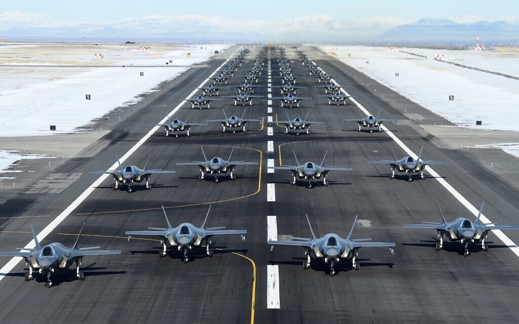 52 מטוסי F-35 מסודרים לקראת תרגיל השקה בבסיס חיל האוויר האמריקאי בגבעת יוטה, בהפגנת עוצמה ומוכנות לקרב על רקע המתיחות בין ארצות הברית לאיראן, 6 בינואר 2020 (צילום: חיל האוויר האמריקאי/ר' ניל ברדשאו/צילום מסך מטוויטר)