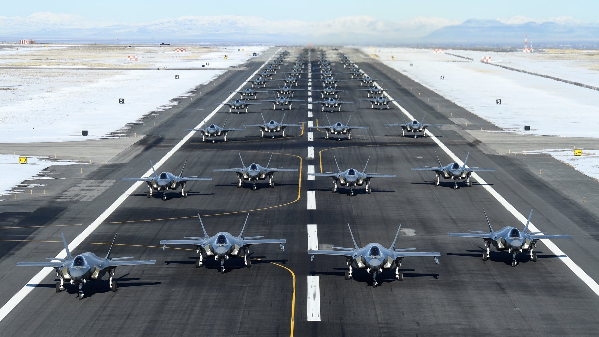 52 מטוסי F-35 מסודרים לקראת תרגיל השקה בבסיס חיל האוויר האמריקאי בגבעת יוטה, בהפגנת עוצמה ומוכנות לקרב על רקע המתיחות בין ארצות הברית לאיראן, 6 בינואר 2020 (צילום: חיל האוויר האמריקאי/ר&#039; ניל ברדשאו/צילום מסך מטוויטר)
