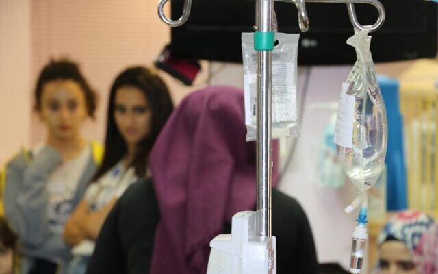 פעילות של עמותת סלימאתכום עם ילדים פלסטינים בבית חולים בישראל (צילום: יעקוב איברהים)