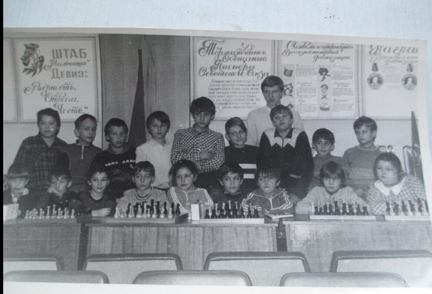 אירה טולצ&#039;ין אימרגליק &#8211; שלישית משמאל בשורה התחתונה &#8211; בחוג שחמט למתחילים של המועדון העירוני בחברבוסק, 1986