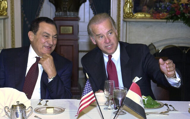 ארכיון, 2002: יו&quot;ר ועדת יחסי החוץ של הסנאט, ג&#039;ו ביידן, ונשיא מצרים חוסני מובארכ (צילום: AP Photo/Dennis Cook)