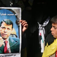 פוסטר של מוחמד דחלאן בהפגנה בעזה, 2006 (צילום: AP Photo/Hatem Moussa)