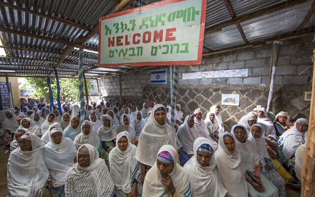 מחאת מעוכבי העלייה מאתיופיה: חברים בקהילה היהודית באדיס אבבה נאספים בבית כנסת, ב-19 בנובמבר 2018 (צילום: AP Photo/Mulugeta Ayene)