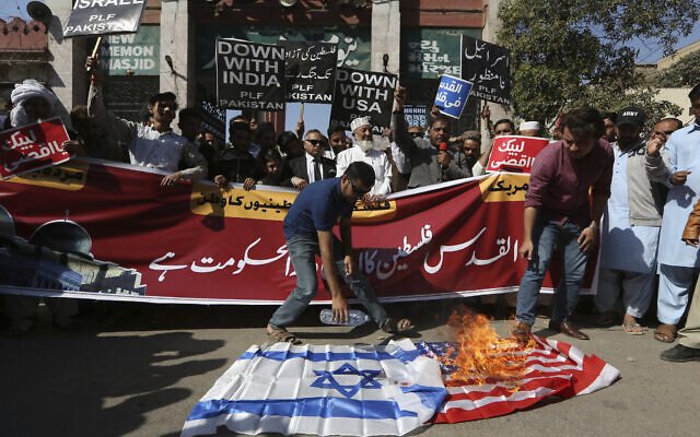 מפגינים בקראצ&#039;י שבפקיסטן מוחים נגד תוכנית השלום של נשיא ארצות הברית דונלד טראמפ, 31 בינואר 2020 (צילום: Fareed Khan, AP)