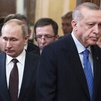 נשיא רוסיה ולדימיר פוטין ונשיא טורקיה רג'פ טאיפ ארדואן בדרכם למסיבת עיתונאים משותפת בקרמלין, 5 במרץ 2020 (צילום: AP Photo/Pavel Golovkin, Pool)