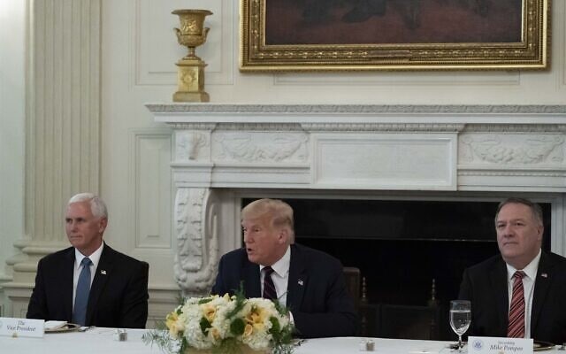 שר החוץ מייק פומפאו, נשיא ארה&quot;ב דונלד טראמפ וסגן הנשיא מייק פנס בארוחת צהריים אחרי החתימה על הסכמי אברהם, ב-15 בספטמבר 2020 (צילום: AP Photo/Alex Brandon)