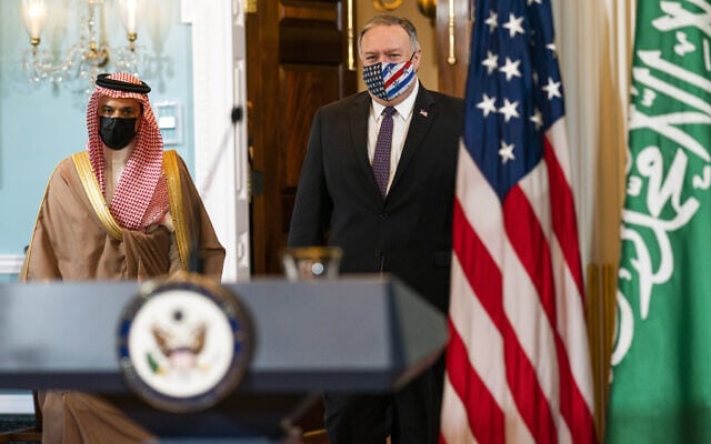 שר החוץ הסעודי, הנסיך פייסל בן פרחאן אל סעוד, ומזכיר המדינה מייק פומפאו, 14 באוקטובר 2020 (צילום: AP Photo/Manuel Balce Ceneta, POOL)