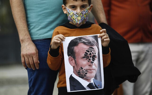 הפגנות נגד עמנואל מקרון וצרפת באיסטנבול, 25 באוקטובר 2020 (צילום: AP Photo/Emrah Gurel)