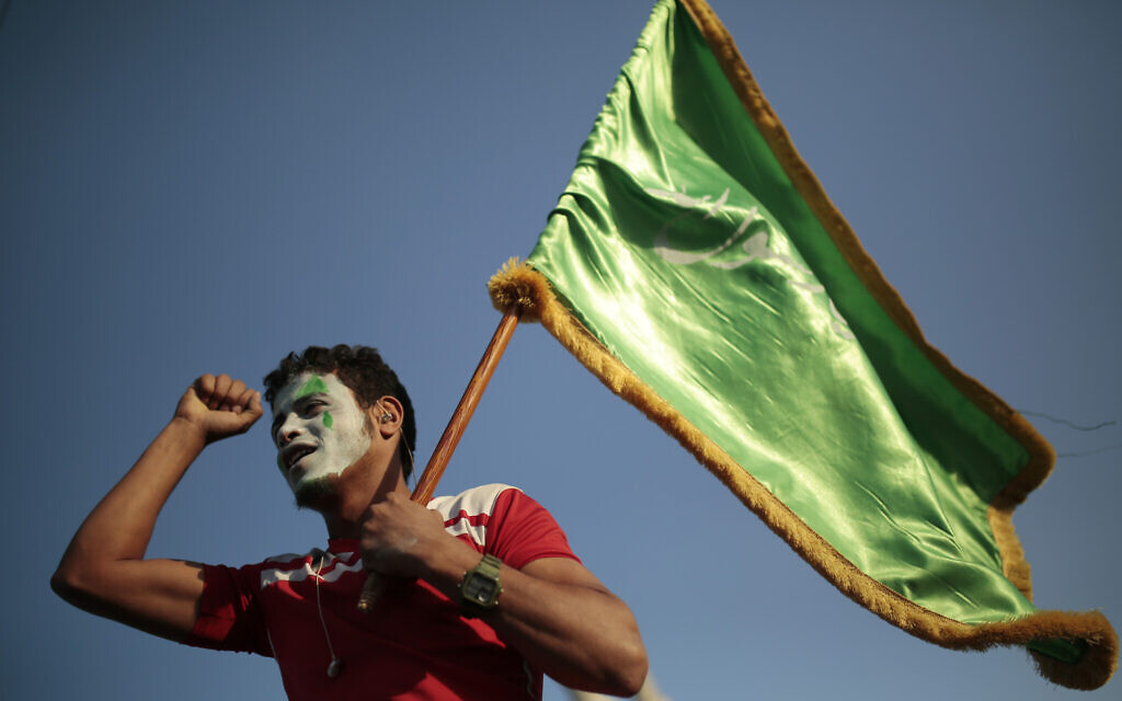 תומך של המורדים החות'ים, אוחז בדגל ירוק לאות תמיכה בהם בצנעא, תימן, אוקטובר 2020 (צילום: AP Photo/Hani Mohammed)