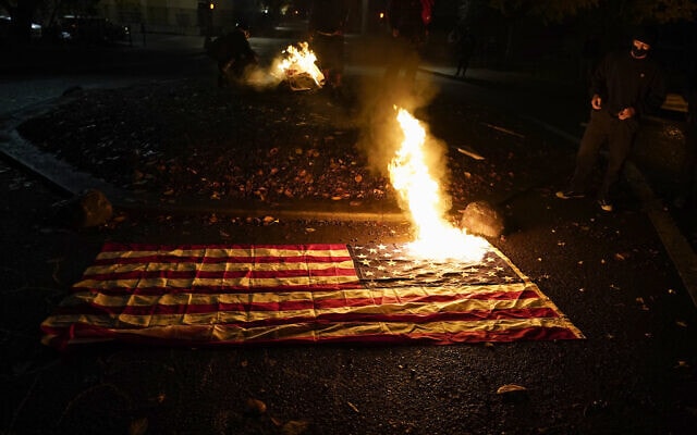 ליל הבחירות לנשיאות ארה&quot;ב 2020 (צילום: AP Photo/Marcio Jose Sanchez)