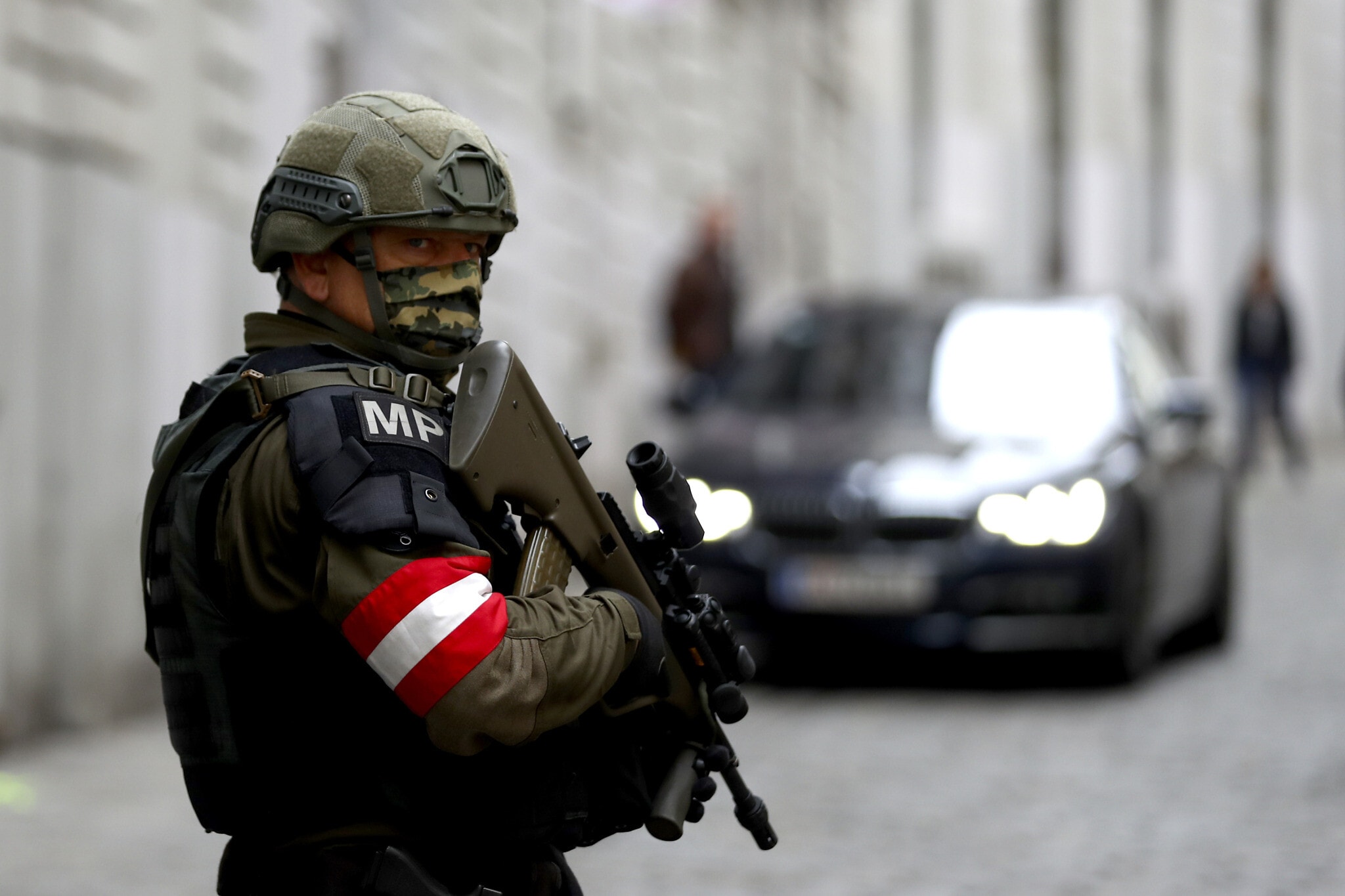 שוטר צבאי בזירת הפיגוע ליד בית הכנסת בווינה, אוסטריה, 4 בנובמבר 2020 (צילום: AP Photo/Matthias Schrader)