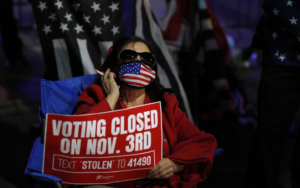 תומכת טראמפ מאוכזבת מפגינה בפנסילבניה. 5 בנובמבר 2020 (צילום: AP Photo/Rebecca Blackwell)