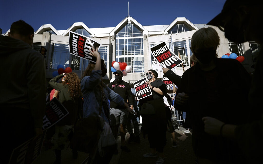 הפגנות מחוץ למרכז הכנסים בפילדלפיה, פנסילבניה, היכן שנספרו הקולות בבחירות. 6 בנובמבר 2020 (צילום: AP Photo/Rebecca Blackwell)