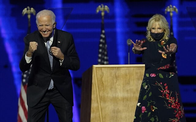 ג&#039;ו ביידן ואשתו ג&#039;יל חוגגים את הניצחון בבחירות לנשיאות ארה&quot;ב, ב-7 בנובמבר 2020 (צילום: AP Photo/Andrew Harnik, Pool)