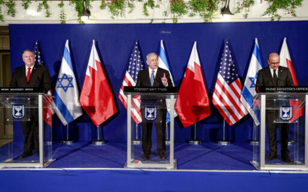 ראש הממשלה בנימין נתניהו, שר החוץ של ארצות הברית מייק פומפאו ושר החוץ של בחריין עבד א-לטיף א-זיאני במשרד ראש הממשלה בירושלים, 18 בנובמבר 2020 (צילום: Menahem Kahana/Pool via AP)